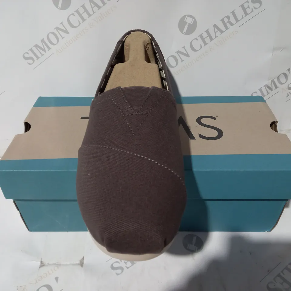 BOXED PAIR OF TOMS ALPARGATA COTTON CANVAS SHOES IN ASH UK SIZE 8