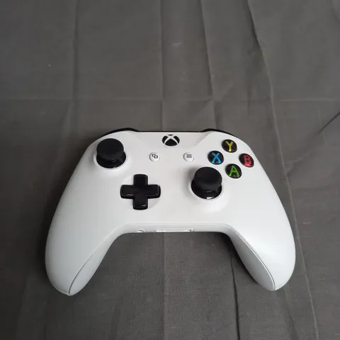 XBOX CONTROLLER IN WHITE