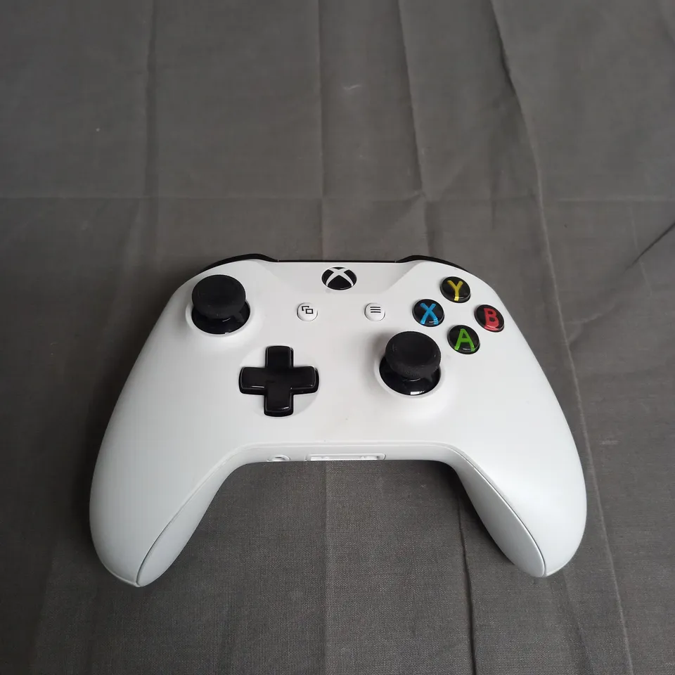 XBOX CONTROLLER IN WHITE 