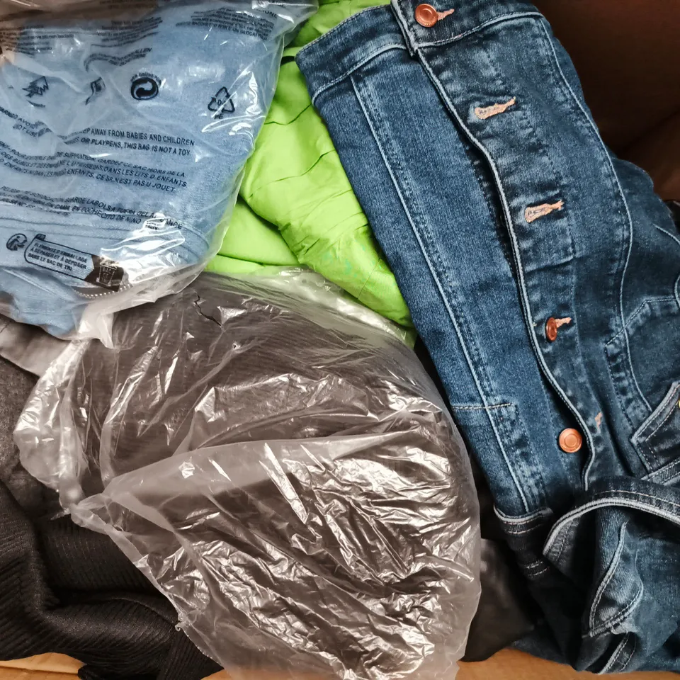 APPROXIMATELY 20 ASSORTED CLOTHING AND FASHION PRODUCTS IN VARIOUS STYLES AND SIZES - COLLECTION ONLY