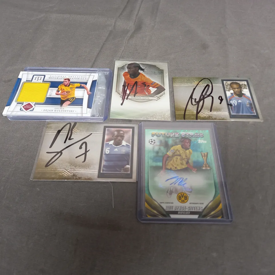 SMALL ASSORTMENT OF SIGNED COLLECTIBLE TRADING FOOTBALL CARDS