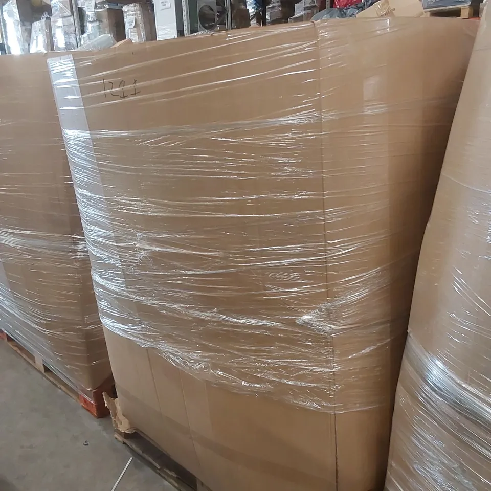 PALLET TO CONTAIN A LARGE ASSORTMENT OF PILLOWS AND CUSHIONS // BRANDS MAY VARY