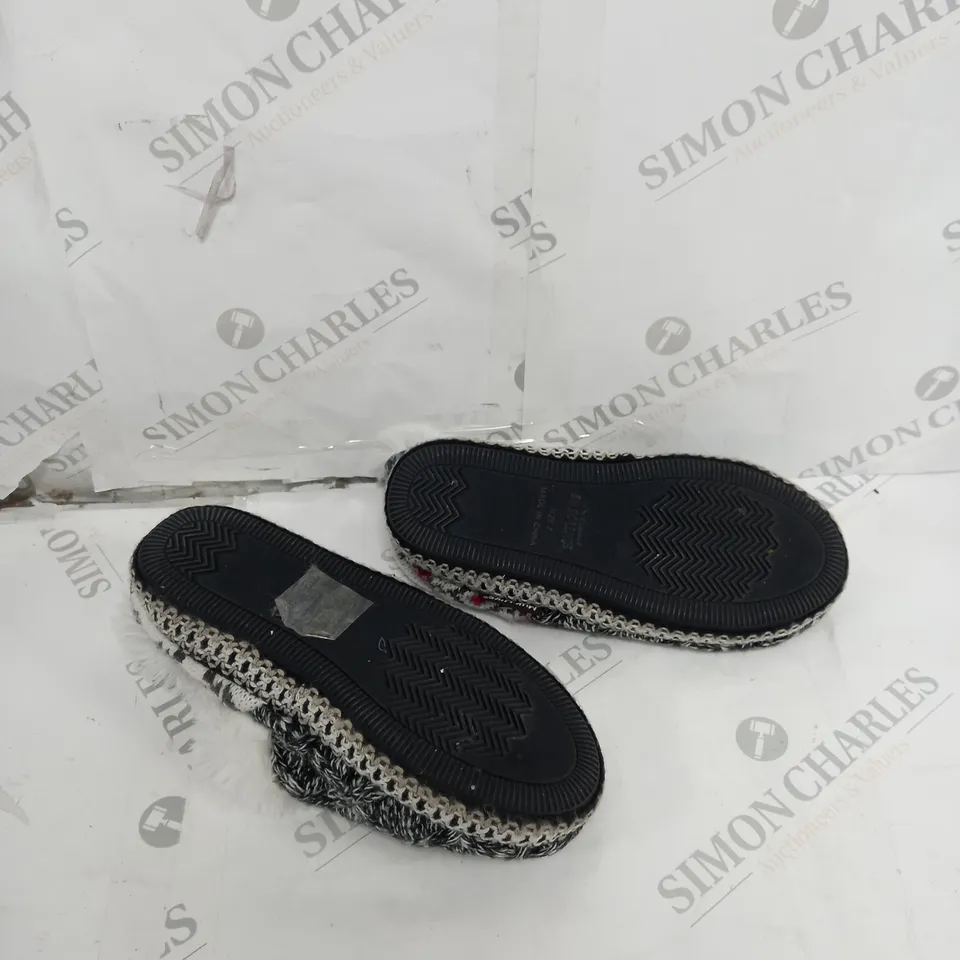 UNBOXED PAIR OF MUK LUKS MAGDALENA SLIPPER SIZE 5