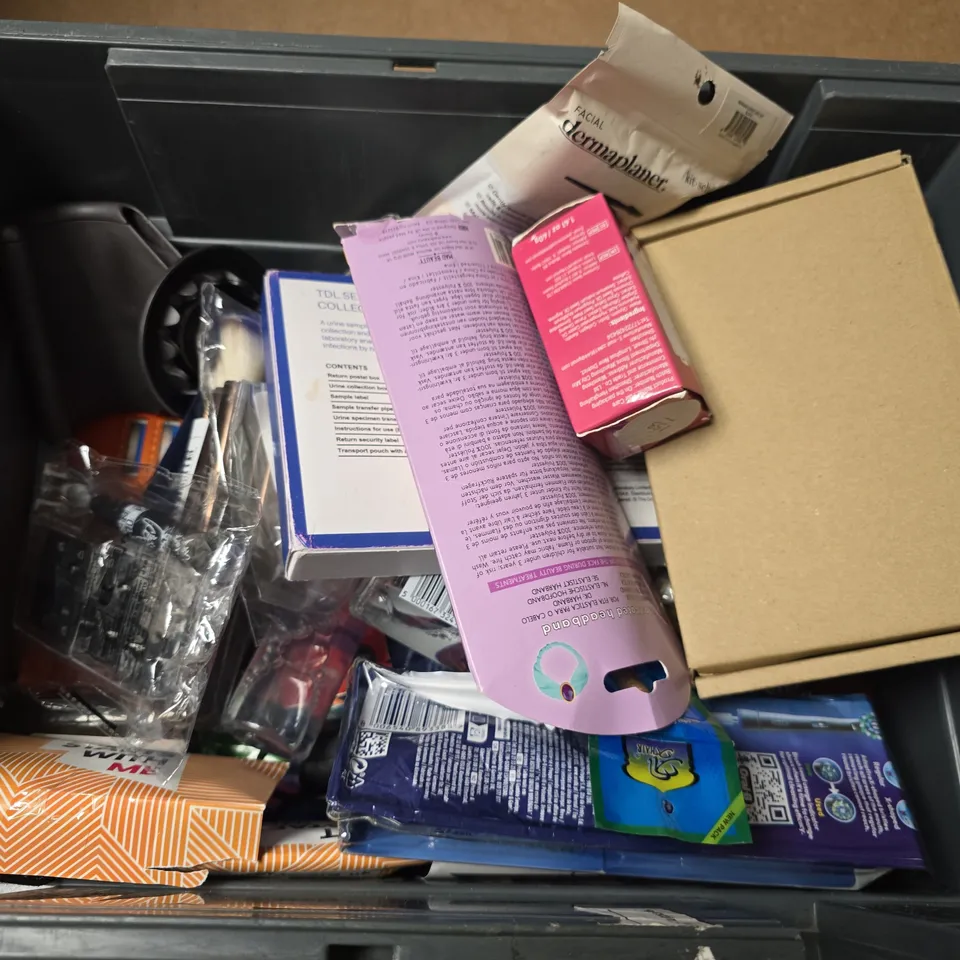 APPROXIMATELY 15 ASSORTED HEALTH & BEAUTY PRODUCTS TO INCLUDE GILLETTE FUSION 5 BLADES, LOREAL MEN EXPERT BARBER CLUB, NO7 TONING WATER, ETC - COLLECTION ONLY