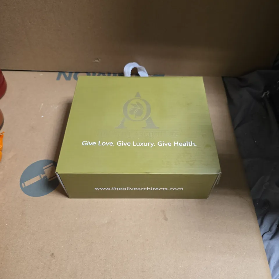 THE OLIVE ARCHITECTS GIFT SET – EXTRA HOT CHILLI OLIVE OIL & LEMON BALSAMIC & PINK PEPPERCORNS