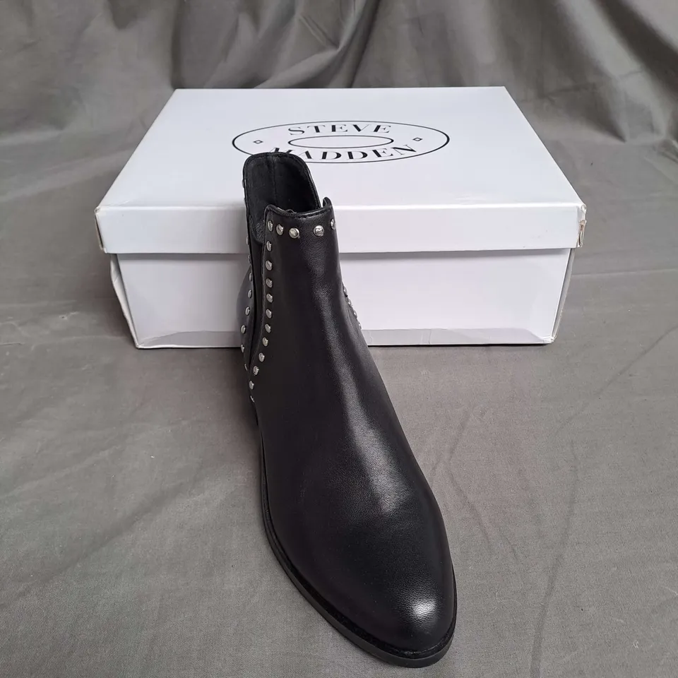 BOXED PAIR OF STEVE MADDEN STUD ANKLE BOOTS IN BLACK LEATHER SIZE EU 36