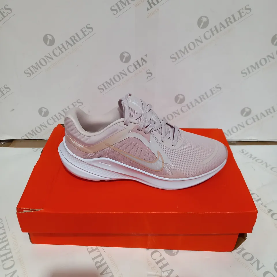 BOXED PAIR OF NIKE RUNNING QUEST 5 TRAINERS - PEACH, SIZE 4.5
