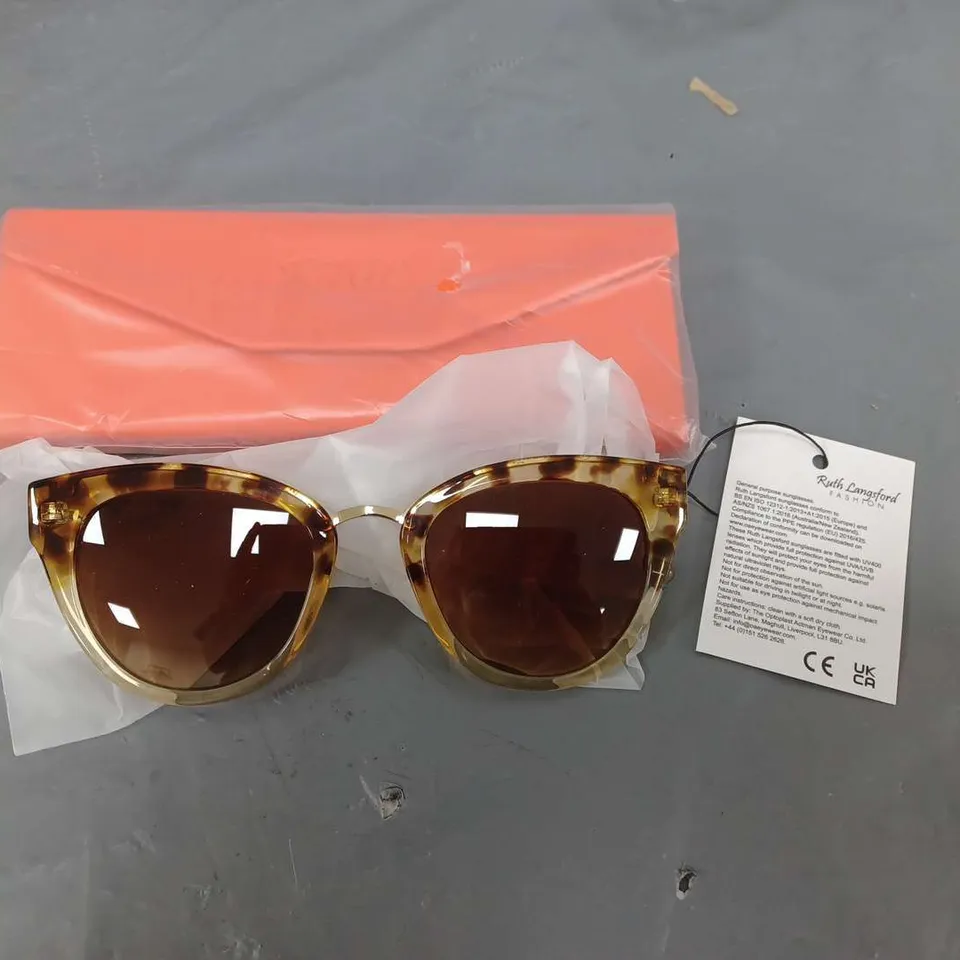 APPROXIMATELY 20 HOUSEHOLD ITEMS TO INCLUDE MIRRORS, SUNGLASSES AND DRINKING GLASSES