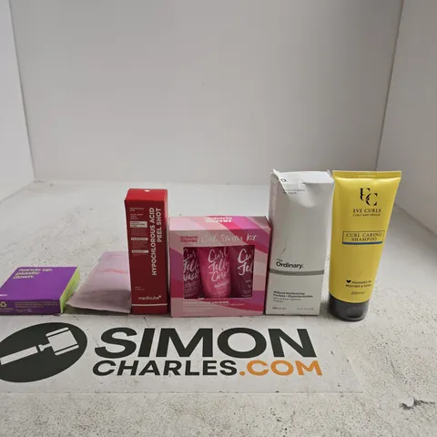 TOTE OF APPROXIMATELY 10 ASSORTED BEAUTY PRODUCTS INCLUDING EVE CURLS CURL CARING SHAMPOO, THE ORDINARY NATURAL MOISTURIZING FACTORS + PHOTOCERAMIDES AND UMBERTO GIANNINI CURL STARTER KIT