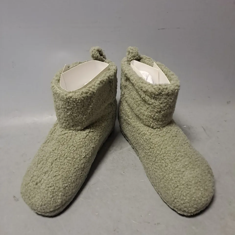 PAIR OF OODIE BOOT SLIPPERS IN GREEN SIZE 5-6