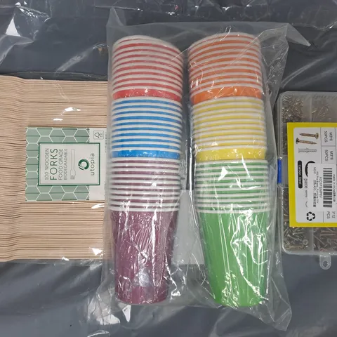 APPROXIMATELY 18 ASSORTED HOUSEHOLD ITEMS TO INCLUDE WOODEN FORKS, MULTICOLOURED PARTY PAPER CUPS, ETC