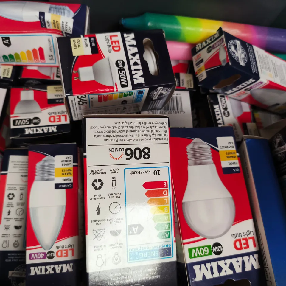 APPROXIMATELY 10 ASSORTED HOUSEHOLD ITEMS TO INCLUDE VARIOUS BULBS