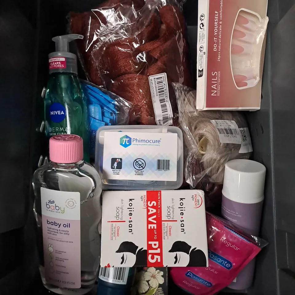 APPROXIMATELY 20 ASSORTED COSMETIC PRODUCTS TO INCLUDE NIVEA DAY CREAM, MAKE UP BRUSHES AND HIGHBORN EYE GEL