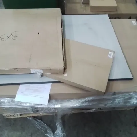 PALLET CONTAINING LARGE AMOUNT OF OFFICE SPACE DESK DIVIDERS