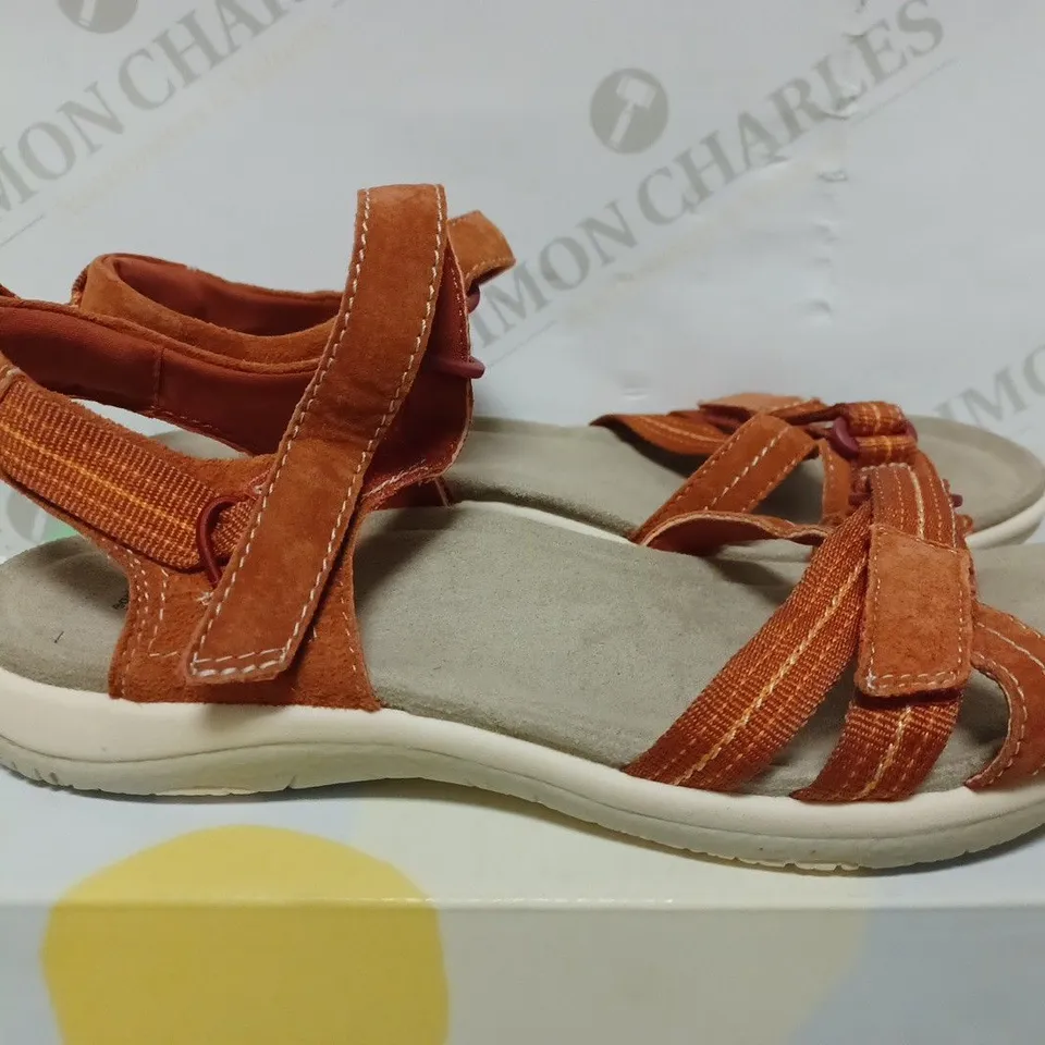 EARTH ORIGINS SALMON RED SIZE 7 SANDALS 