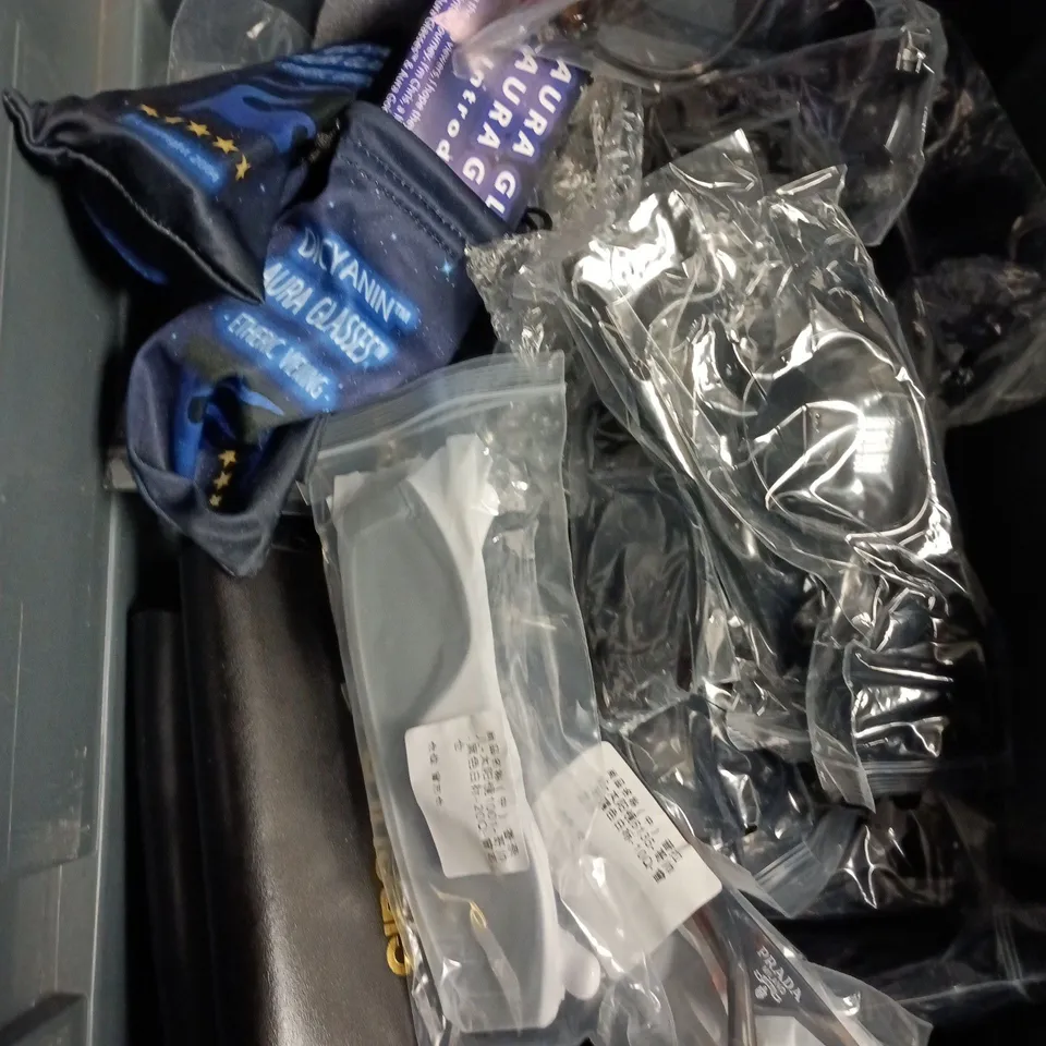 APPROXIMATELY 20 ASSORTED GLASSES/SUNGLASSES IN VARIOUS DESIGNS 