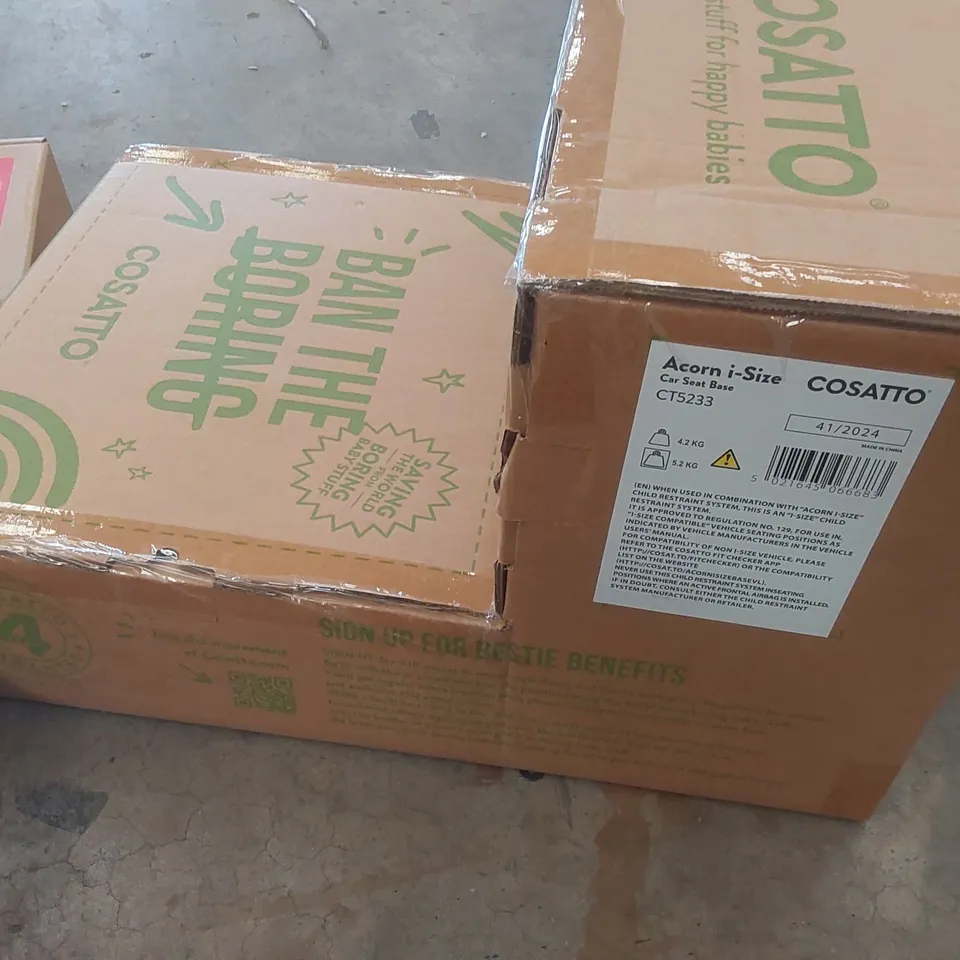 BOX OF ASSORTED COSATTO BABY PRODUCTS INCLUDING: CAR SEAT BASE, CHANGING BAG, FOOTMUFF