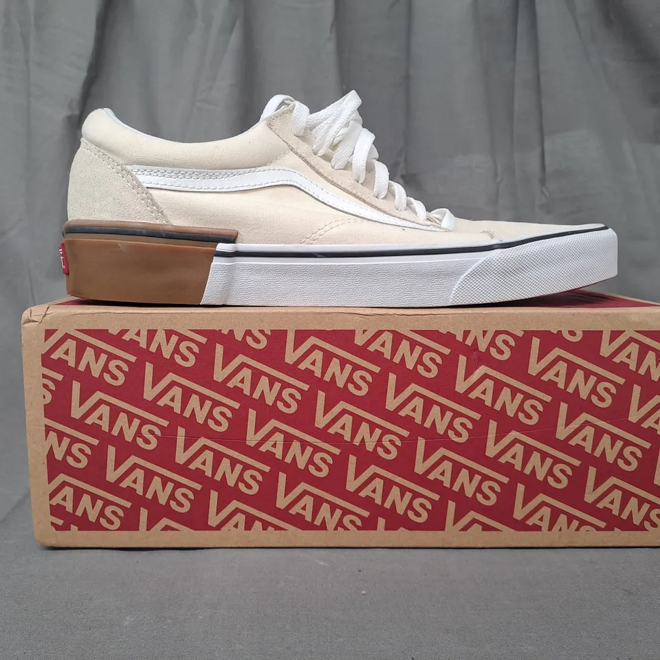 BOXED PAIR OF VANS OLD SKOOL SHOES IN CREAM UK SIZE 9.5