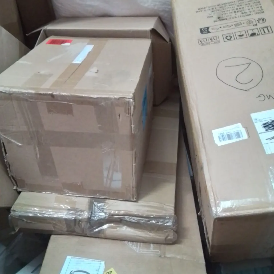 PALLET OF ASSORTED HOUSEHOLD PRODUCTS AND ITEMS TO INCLUDE;DYSON MULTI FOOR 2,OMNI TRAY