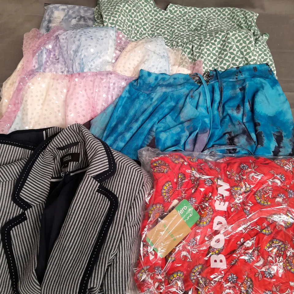 BOX OF APPROXIMATELY 25 ASSORTED CLOTHING ITEMS TO INCLUDE DRESSES, SKIRT, JACKET ETC