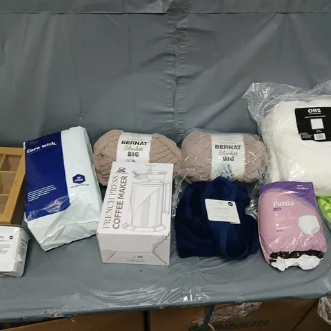 BOX OF APPROXIMATELY 12 ASSORTED ITEMS TO INCLUDE -CARE PADS, BIG BLANKETS, AND SHERPA THROW ETC. 