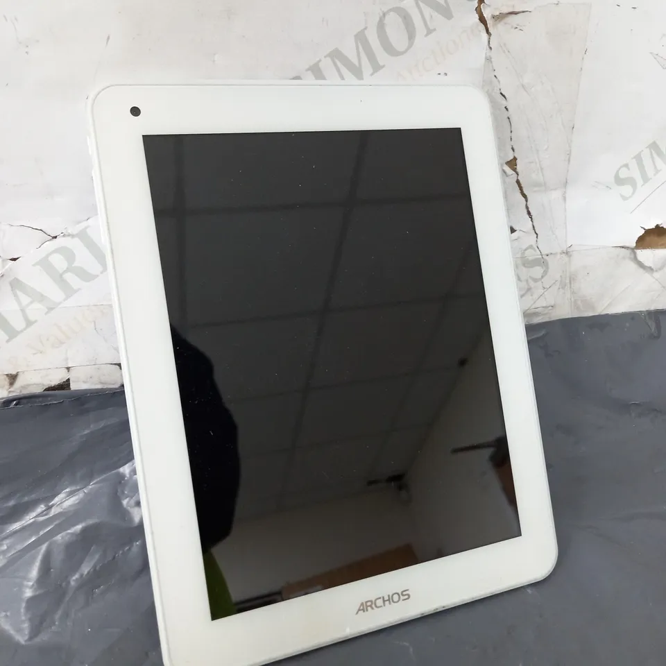 ARCHOS 80 SILVER TABLE 