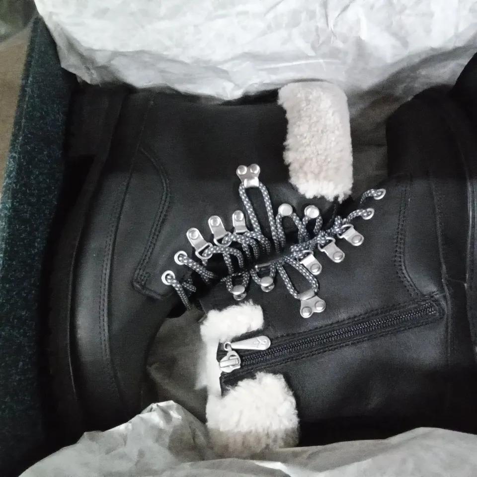 4 SHOE BOXES CONTAINING EMU OKAB WATERPROOF BOOT BLACK SIZE 5 