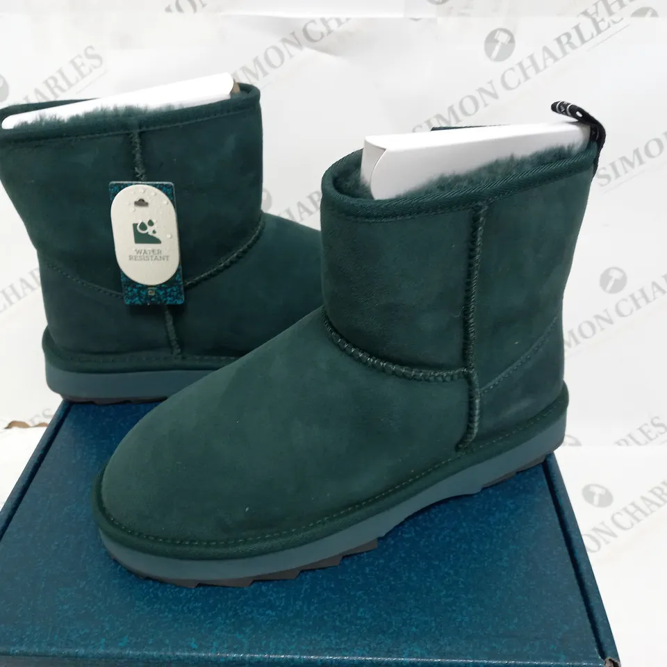 BOXED PAIR OF EMU AUSTRALIA SHARKY MINI BOOTS IN GREEN - UK 7