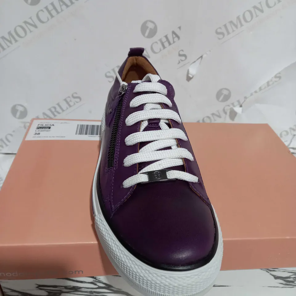 BOXED PAIR OF MODA IN PELLE FILICIA TRAINERS IN PURPLE SIZE 5