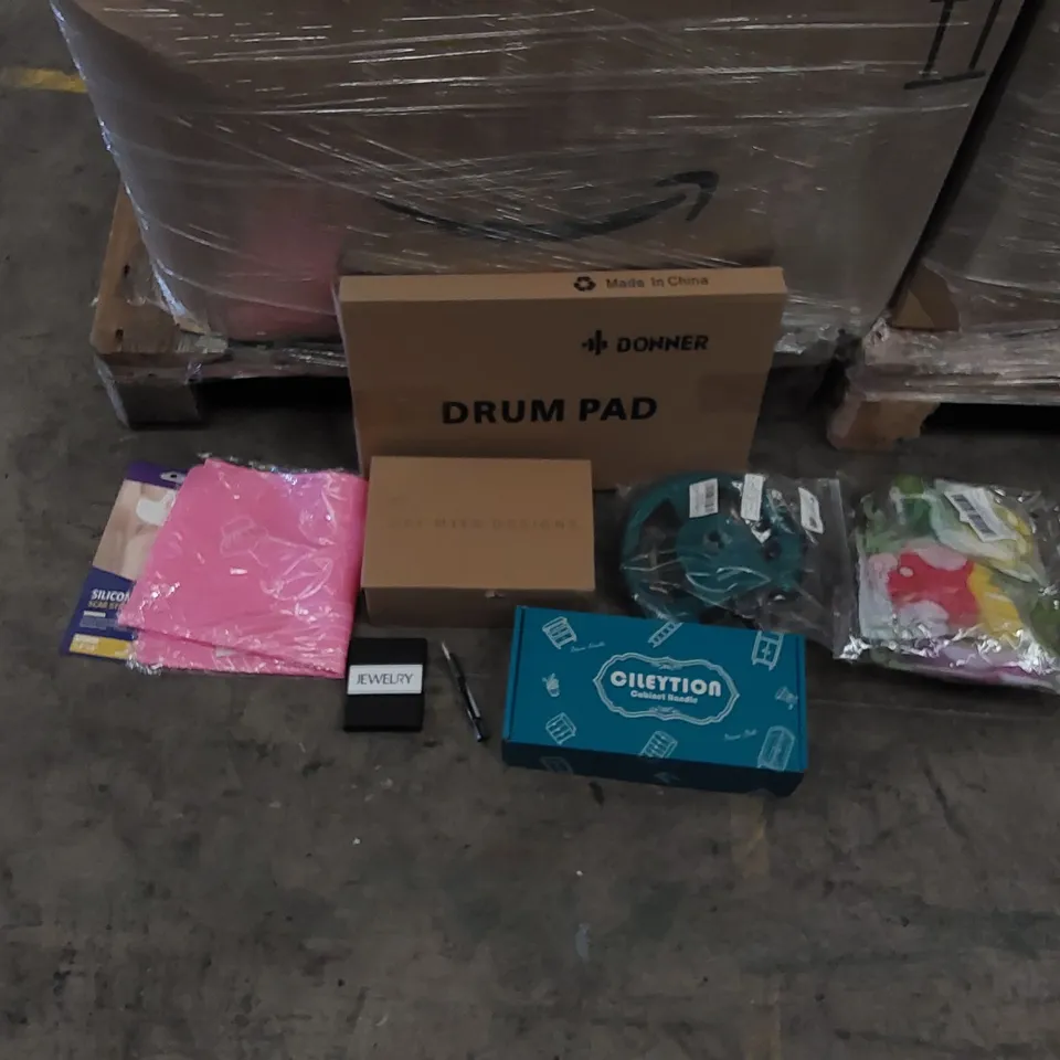 PALLET OF ASSORTED ITEMS INCLUDING: TOILET PAPER HOLDER, WOMEN'S JEWELLERY, BATH SPONGES, BAKING MAT, DRUM PAD, SCAR PLASTERS, GARDEN WATER SPRING, CABINET HANDLE
