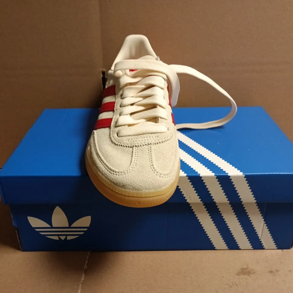 BOXED PAIR OF ADIDAS HANDBALL SPEZIAL TRAINERS IN WHITE/RED SIZE UK 6.5