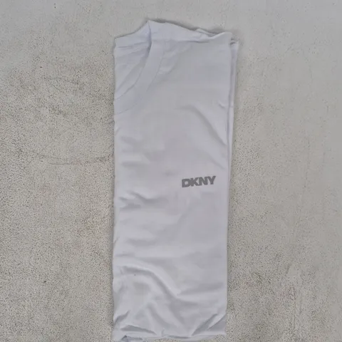 DKNY T-SHIRT IN WHITE SIZE XL