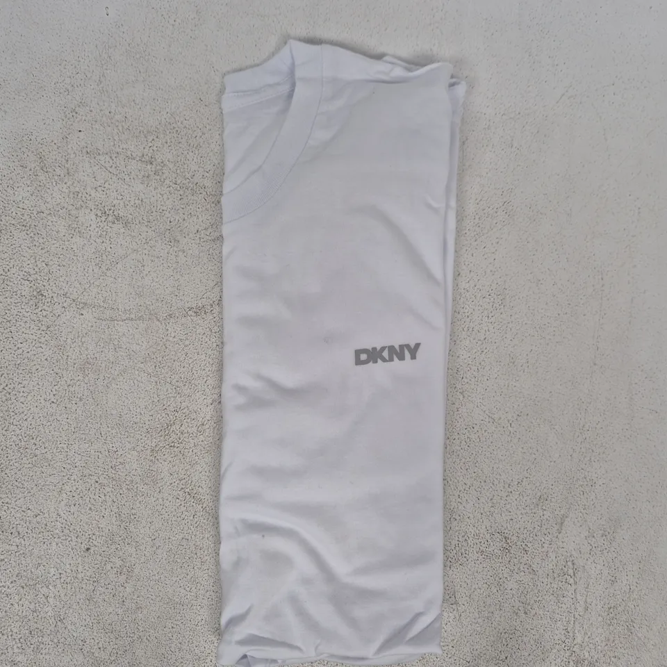 DKNY T-SHIRT IN WHITE SIZE XL