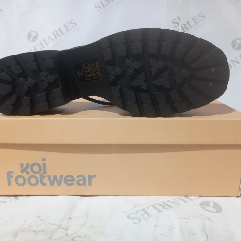 BRAND NEW BOXED PAIR OF KOI VEGAN LEATHER BLOOMING DAISY OASIS STRAPPY SLIDERS IN BLACK UK SIZE 10