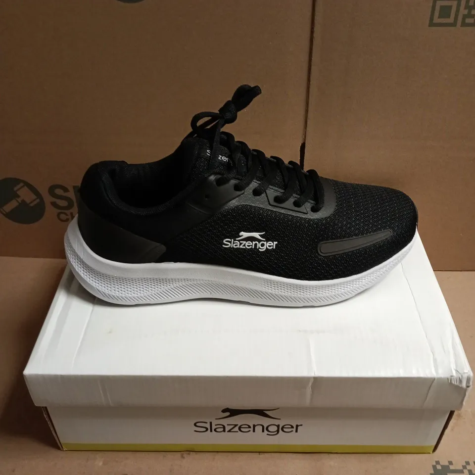 BOXED PAIR OF SLAZENGER ASSENT TRAINERS IN BLACK - 7