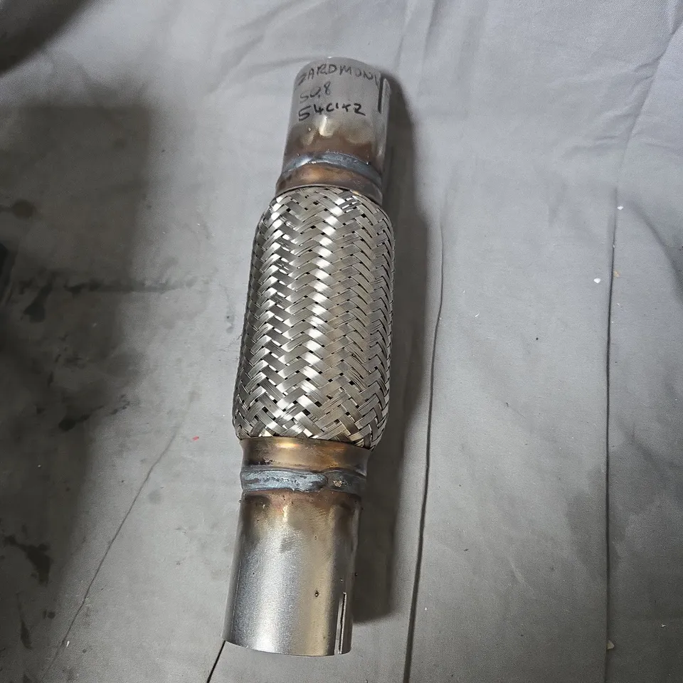 APPROXIMATELY 10 ASSORTED AUTOMOTIVE ITEMS INCLUDING EXHAUST PART , CAR PHONE HOLDER AND DRAPER 24OZ RUBBER MALLET