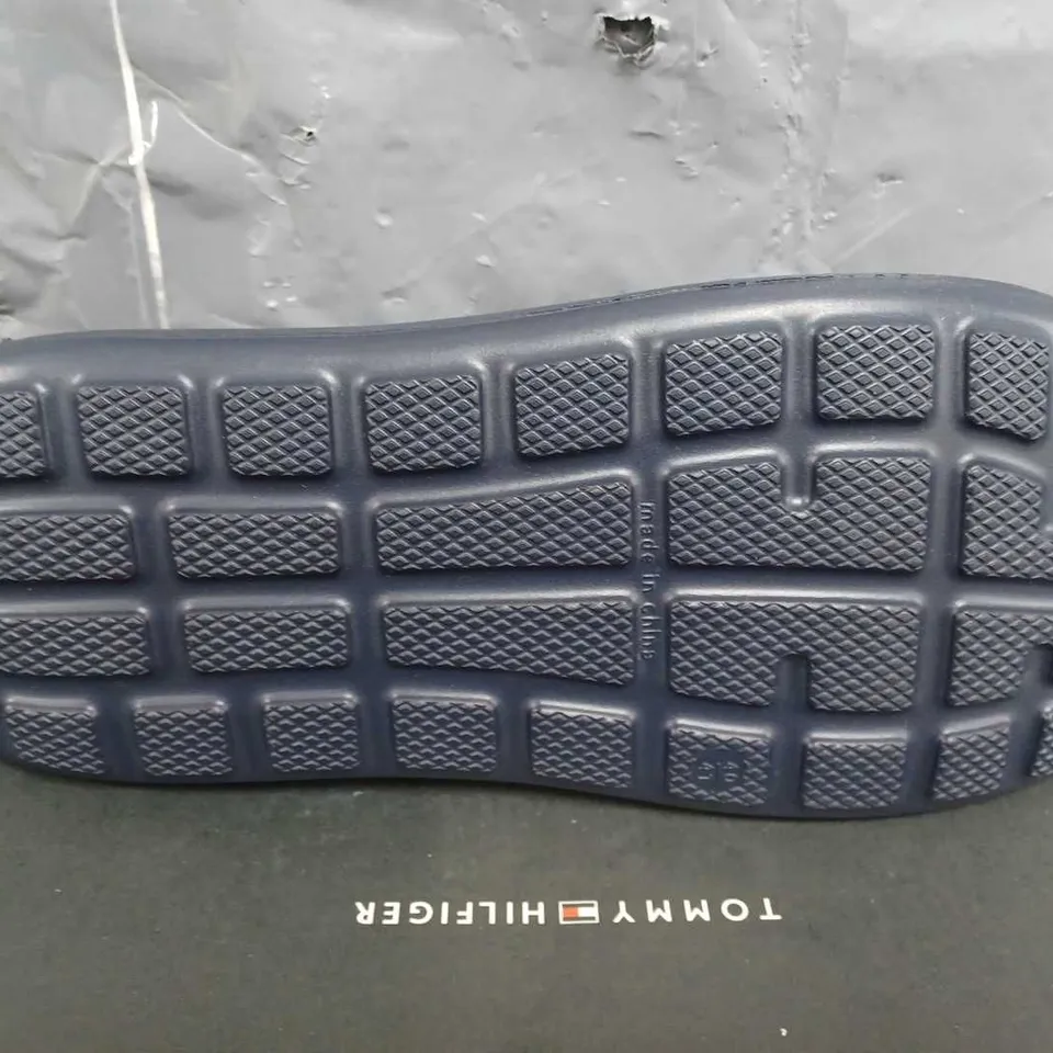 BOXED TOMMY HILFIGER FOAM SLIDES IN NAVY - 40/41