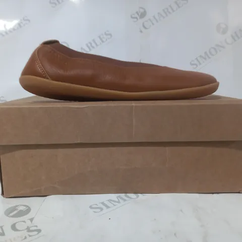 BOXED PAIR OF VIVO BAREFOOT OPANKA BALLERINA SHOES IN TAN EU SIZE 38