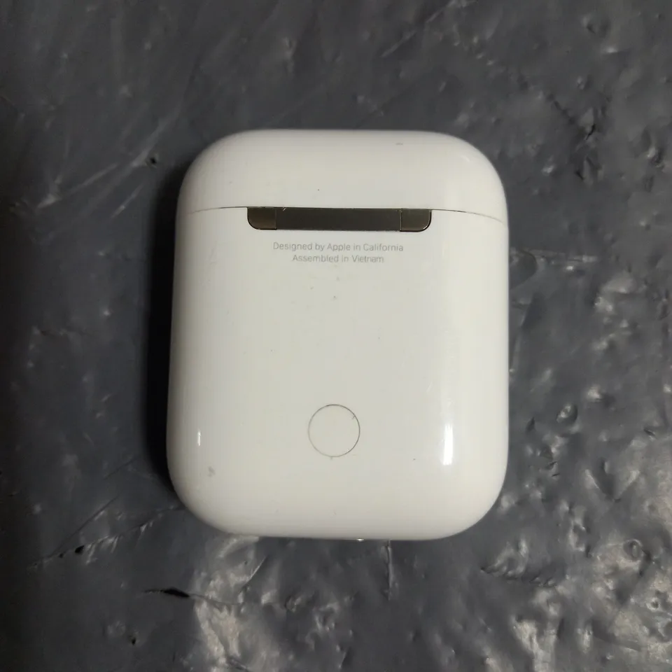 PAIR OF APPLE AIRPODS 2ND GEN IN WHITE