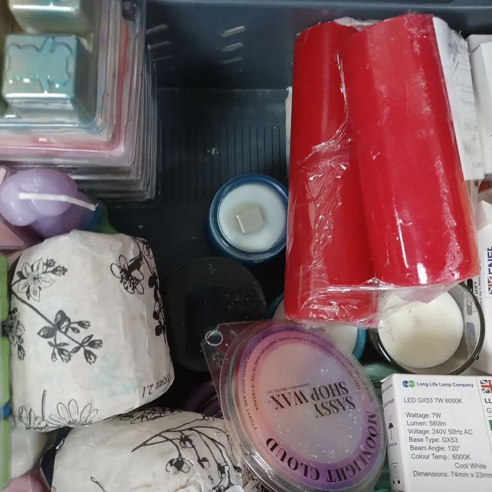 APPROXIMATELY 15 ASSORTED HOUSEHOLD ITEMS TO INCLUDE SCENTED CANDLES, WAX MELTS, ETC