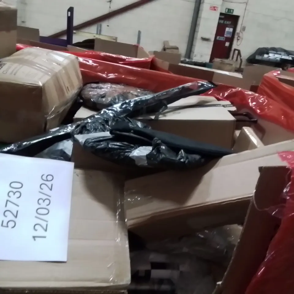 PALLET OF ASSORTED HOUSEHOLD GOODS AND PRODUCTS TO INCLUDE;CEILING LIGHT,RETRACTABLE SAFETY GATE,BACK STRAP