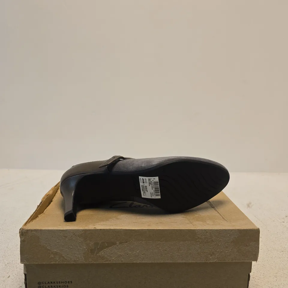 CLARKS DANCER REECE GREY SUEDE MARY JANE HEELS – UK 6