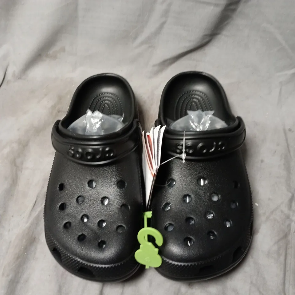 CROCS BLACK CLASSIC CLOGS - UNISEX, WITH TAGS SIZE M4 W5 UNBOXED