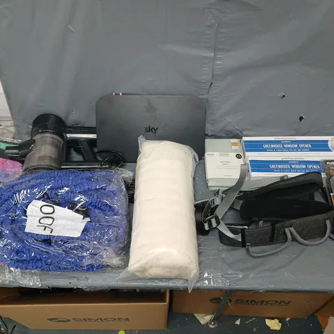 BOX OF APPROXIMATELY 15 ASSORTED ITEMS TO INCLUDE - HOSE PIPE, GREENHOUSE WINDOW OPENER, AND FLOSON EXTENSION SOCKET ETC. 