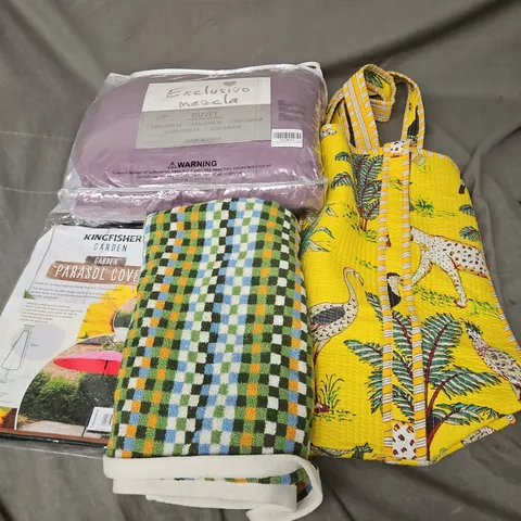 BOX OF APPROXIMATELY 12 ASSORTED HOUSEHOLD ITEMS TO INCLUDE - BAG - TOWEL - PARASOL COVER - ETC