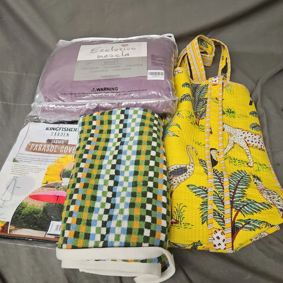 BOX OF APPROXIMATELY 12 ASSORTED HOUSEHOLD ITEMS TO INCLUDE - BAG - TOWEL - PARASOL COVER - ETC