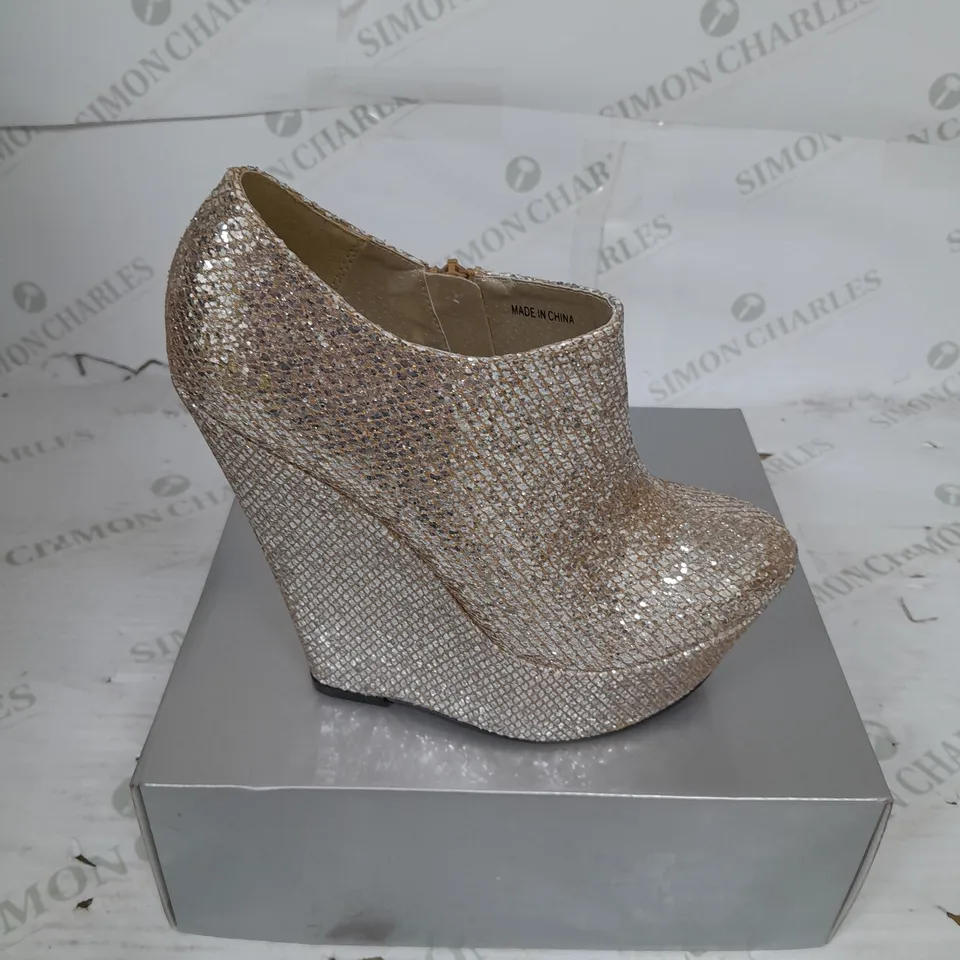 BOXED PAIR OF CASANDRA PLATFORM ANKLE HEEL IN GOLD SHIMMER SIZE 5