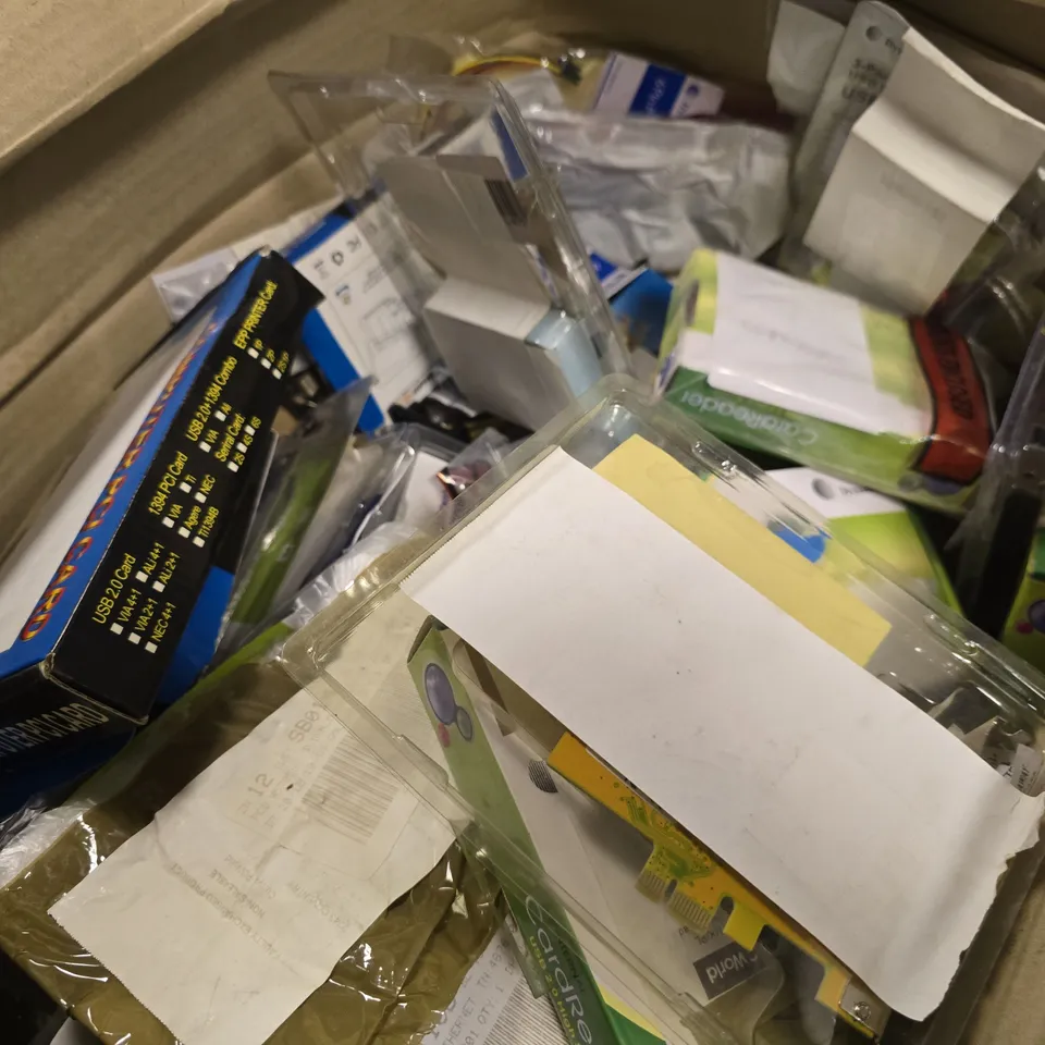 BOX OF APPROXIMATELY 12 ASSORTED ITEMS TO INCLUDE - DYNAMODE CARD READER , DYNAMODE USB 2.0 EMBEDDED CARD READER ETC