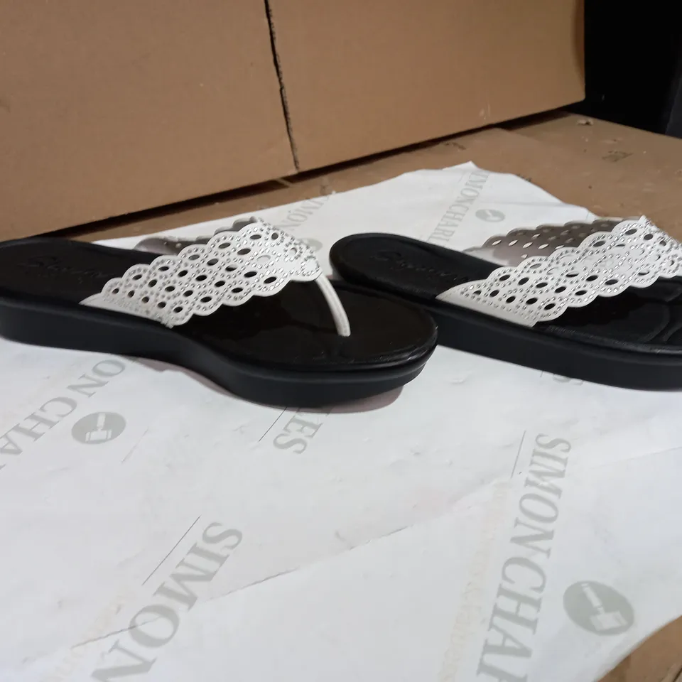 OUTLET SKECHERS BUMBLERS BEES KNEES LAZER CUT RHINESTONE TOE-POST SANDAL