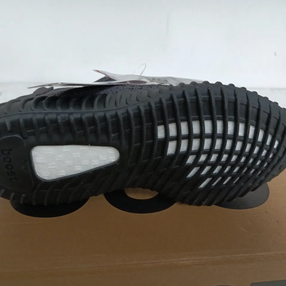 YEEZY BOOST 350 IN BLACK SIZE UK7 